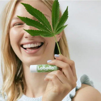 LABELLO BEURRE DE KARITÉ BIOLOGIQUE SOINS NATURELS POUR VOS LÈVRES